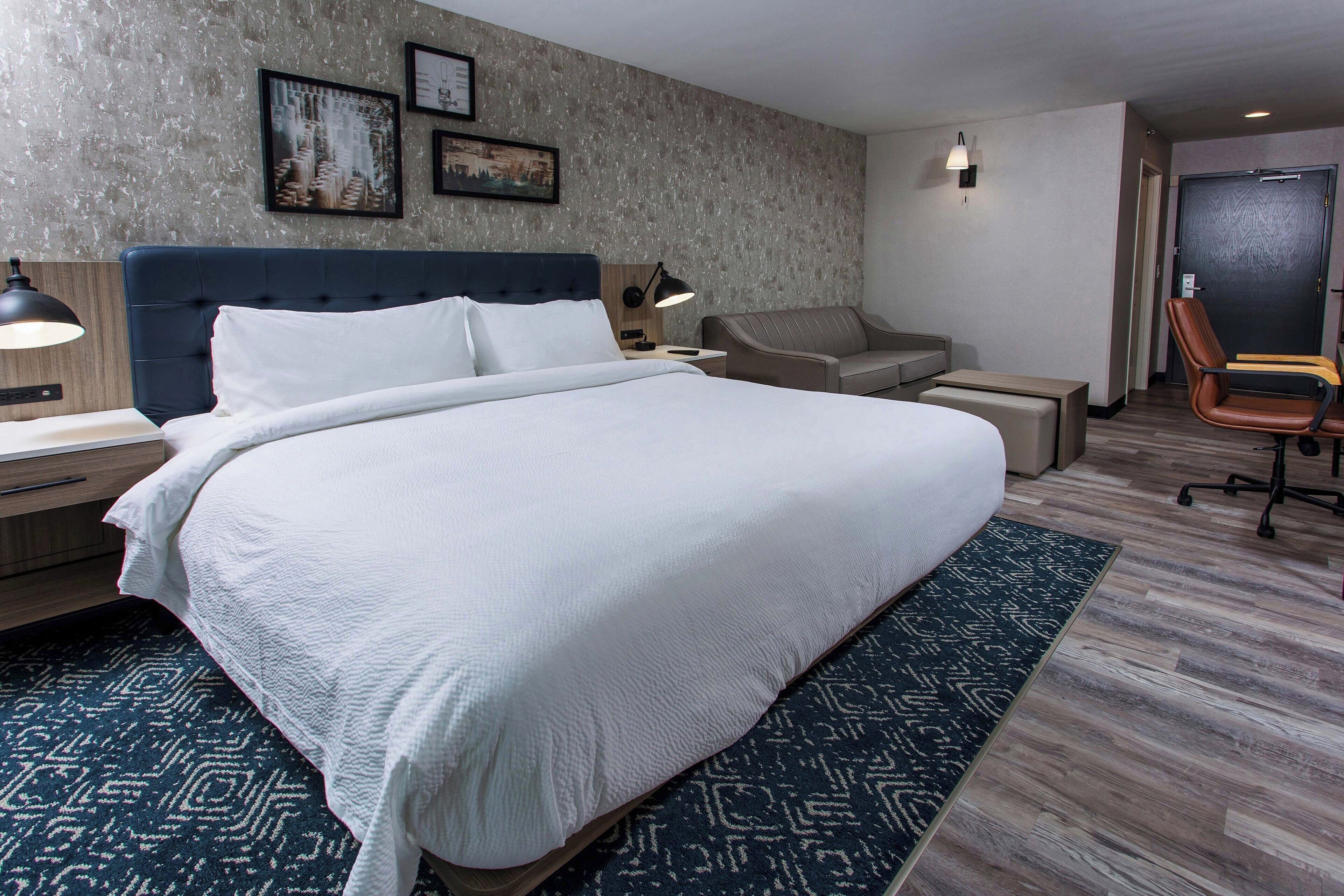 traditional room, 1 king bed | down duvets, individually furnished, desk, iron/ironing board