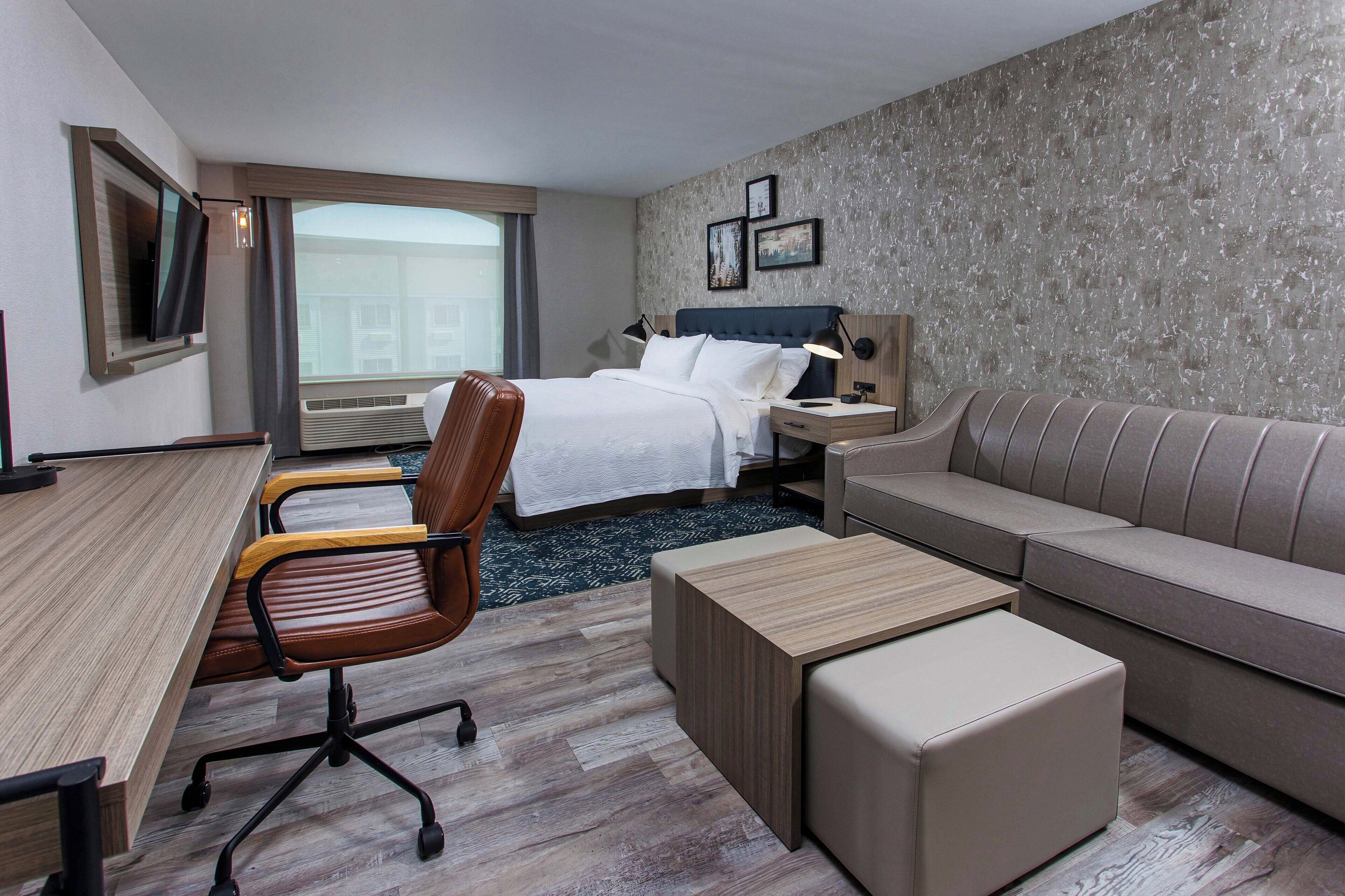 traditional room, 1 king bed | down duvets, individually furnished, desk, iron/ironing board