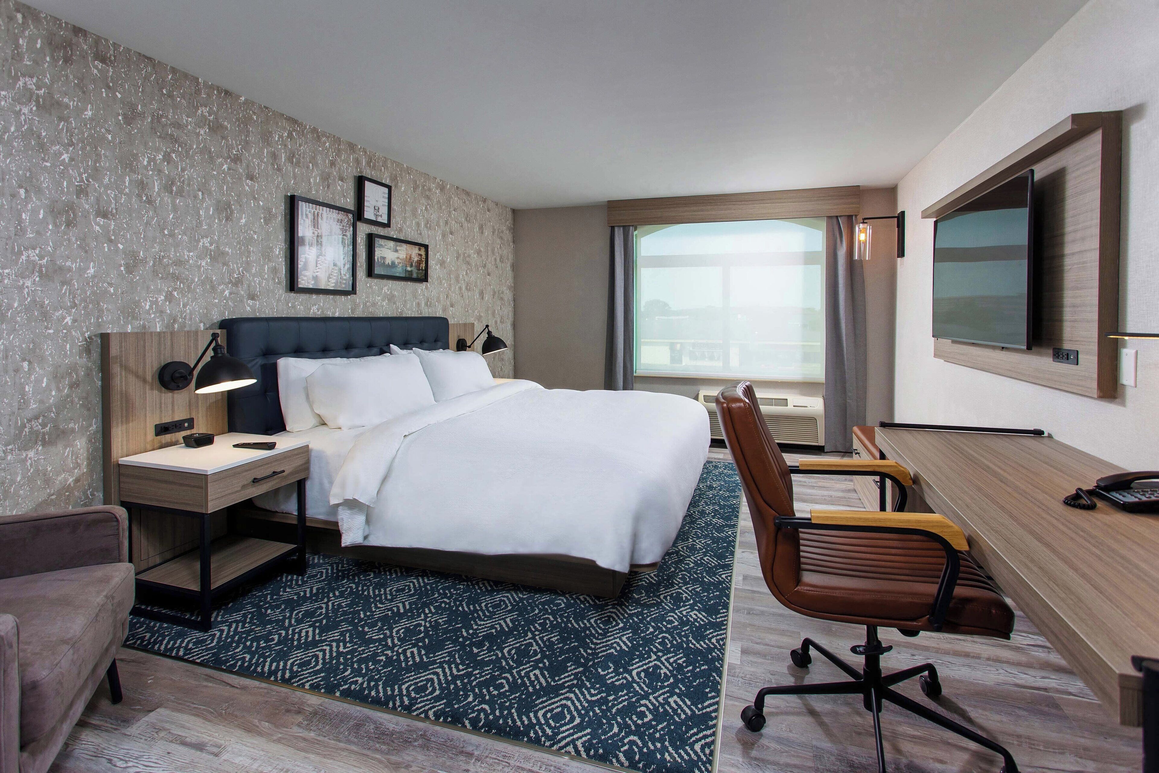 traditional room, 1 king bed | down duvets, individually furnished, desk, iron/ironing board