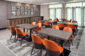 Tägliches Frühstücksbuffet (10.00 USD pro Person)
