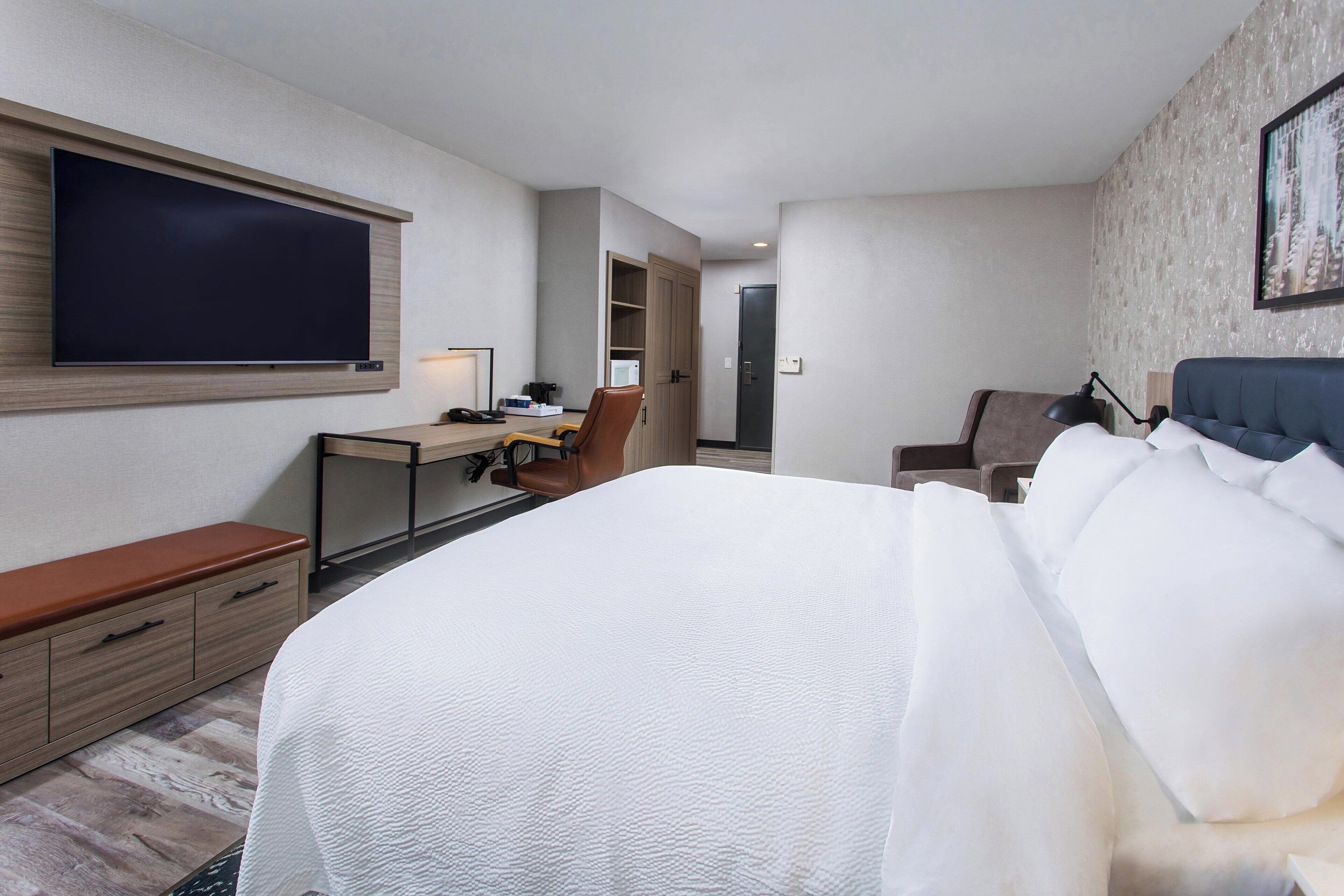 traditional room, 1 king bed | down duvets, individually furnished, desk, iron/ironing board