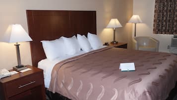 Standaard kamer, 1 kingsize bed, niet-roken | Een kluis op de kamer, een bureau, een strijkplank/strijkijzer