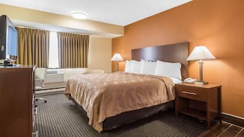 Cofres nos quartos, escrivaninha, ferros/tábuas de passar roupa