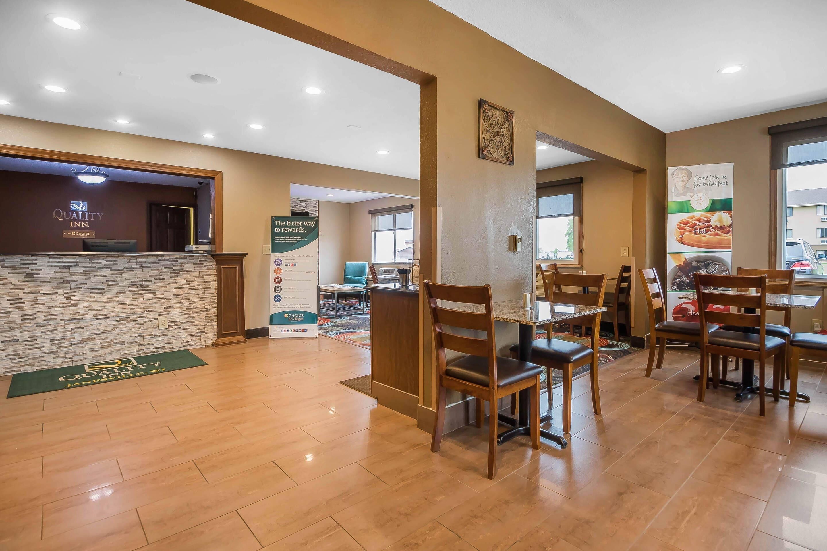 朝食 (フル ブレックファスト)、毎日提供 (無料)