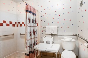 Oda, 1 En Büyük (King) Boy Yatak, Engellilere Uygun, Sigara İçilmez (Accessible Tub) | Banyo | Ücretsiz banyo/kozmetik ürünleri, saç kurutma makinesi, havlu, sabun 