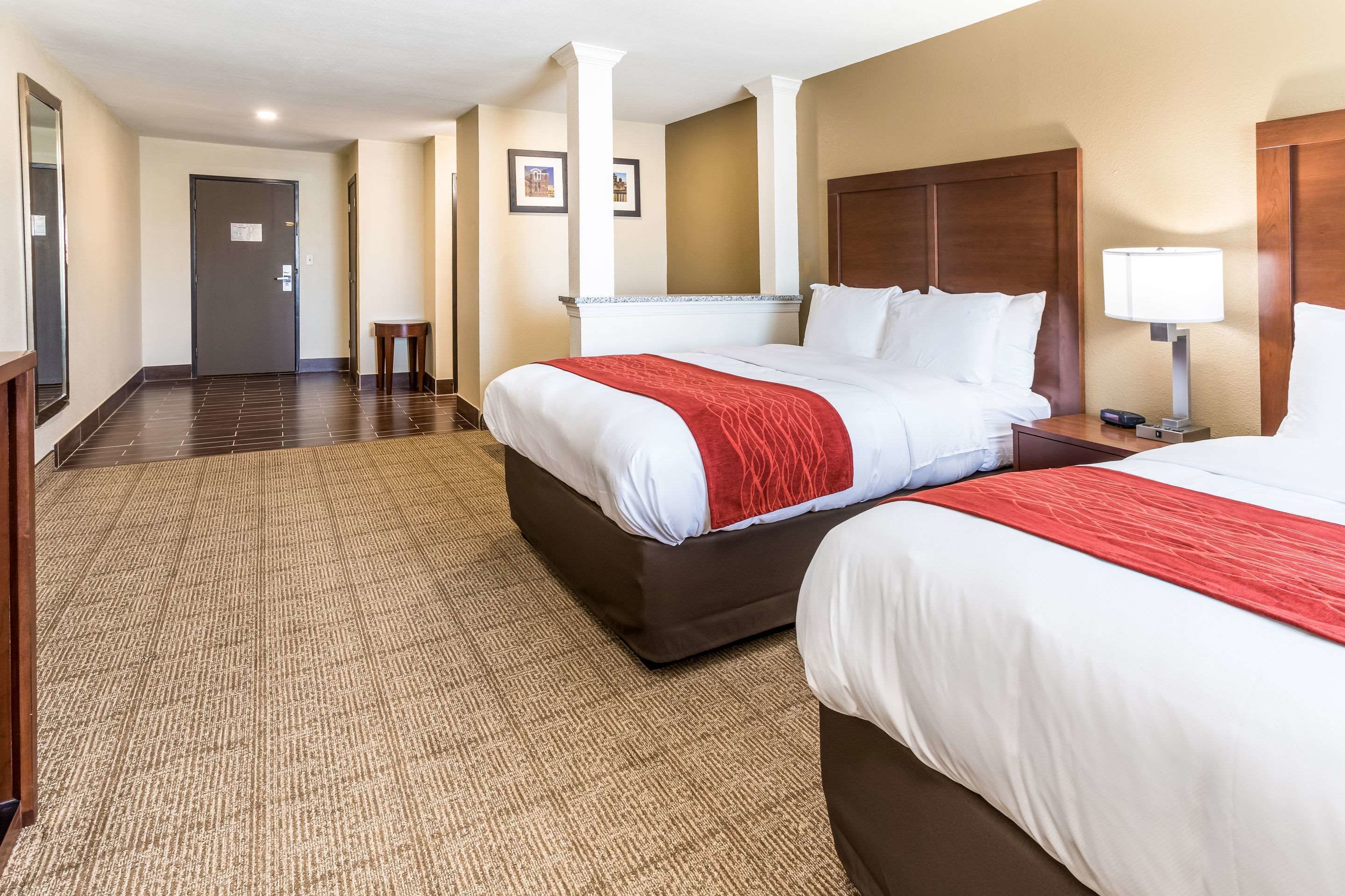 セーフティボックス (室内)、デスク、ノートパソコン用作業スペース、遮光カーテン