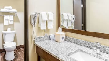 Kamar, 2 Tempat Tidur Queen, akses difabel, Bebas Asap Rokok | Kamar mandi | Kombinasi shower/bathtub dan perlengkapan mandi gratis