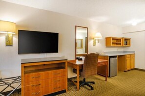 1 bedroom, premium bedding, desk, laptop workspace