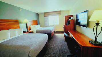 Habitación estándar, 2 camas matrimoniales, para no fumadores | Escritorio, cortinas blackout y tabla de planchar con plancha