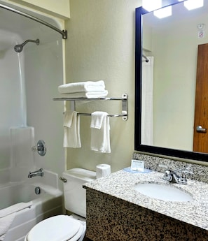 Combined shower/tub, free toiletries, hair dryer, towels - Quality Inn Gillette (Gillette)