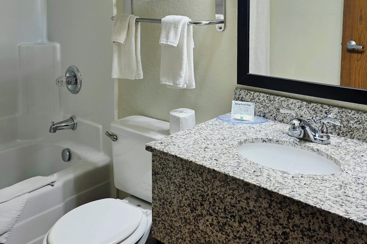 Kombinert dusj/badekar, toalettartikler (inkludert) og hårføner