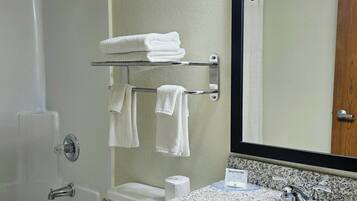 Combined shower/tub, free toiletries, hair dryer, towels
