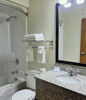 Combined shower/tub, free toiletries, hair dryer, towels