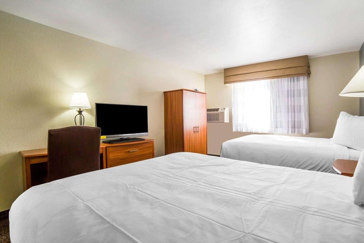 standard room, 2 double beds, non smoking | desk, blackout curtains, iron/ironing board, free cots/infant beds