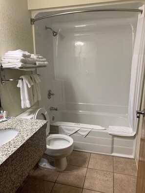 Combined shower/bathtub, free toiletries, hair dryer, towels