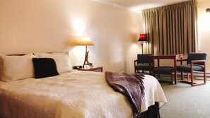 Chambre Classique, 1 grand lit, non-fumeurs, réfrigérateur et four à micro-ondes | Matelas mémoire de forme, décoration personnalisée