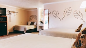 Chambre familiale, Plusieurs lits, non-fumeur, réfrigérateur et four à micro-ondes | Lit avec matelas en mousse à mémoire, décor unique, ameublement unique