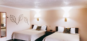 Habitación familiar, varias camas, para no fumadores, refrigerador y microondas | Camas con efecto memoria, decoración personalizada y muebles diferentes