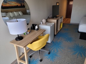 Room, 1 King Bed, Non Smoking | Desk, iron/ironing board, rollaway beds, free WiFi