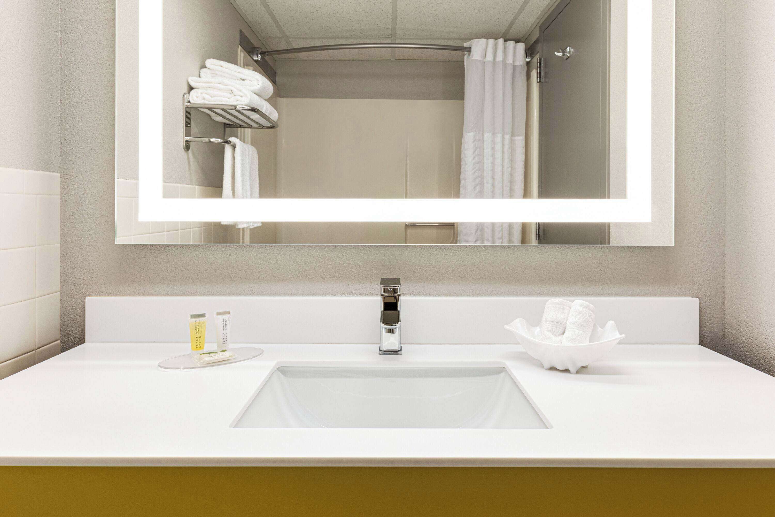 combined shower/bathtub, free toiletries, hair dryer, towels