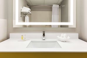 Combined shower/tub, free toiletries, hair dryer, towels - Days Inn by Wyndham Grand Island I-80 (Grand Island)