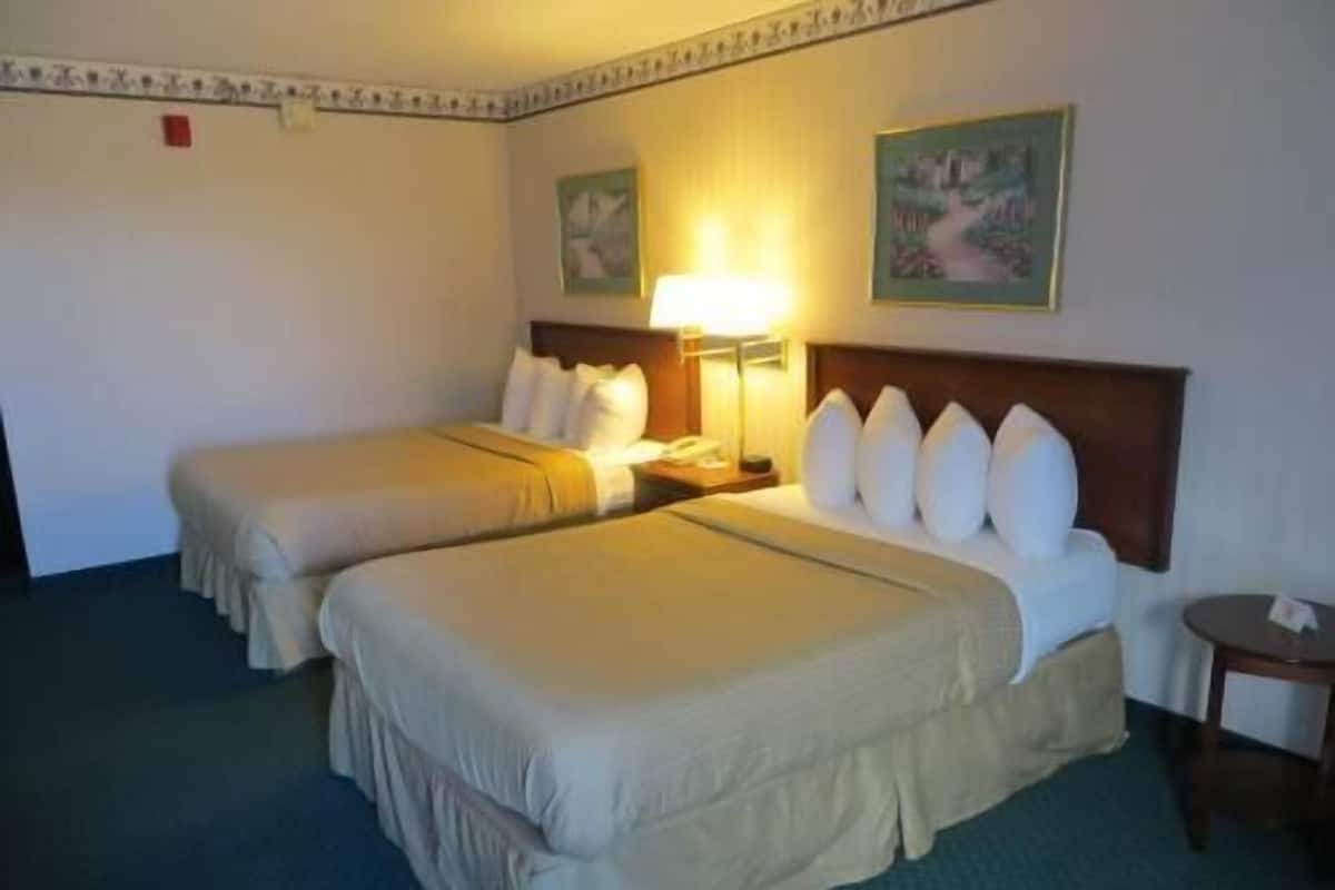 Desk, iron/ironing board, rollaway beds, free WiFi