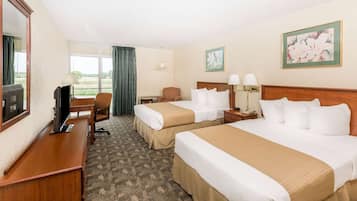 Kamar Double, 2 Tempat Tidur Double | Meja kerja, setrika/meja setrika, dan tempat tidur lipat/tambahan