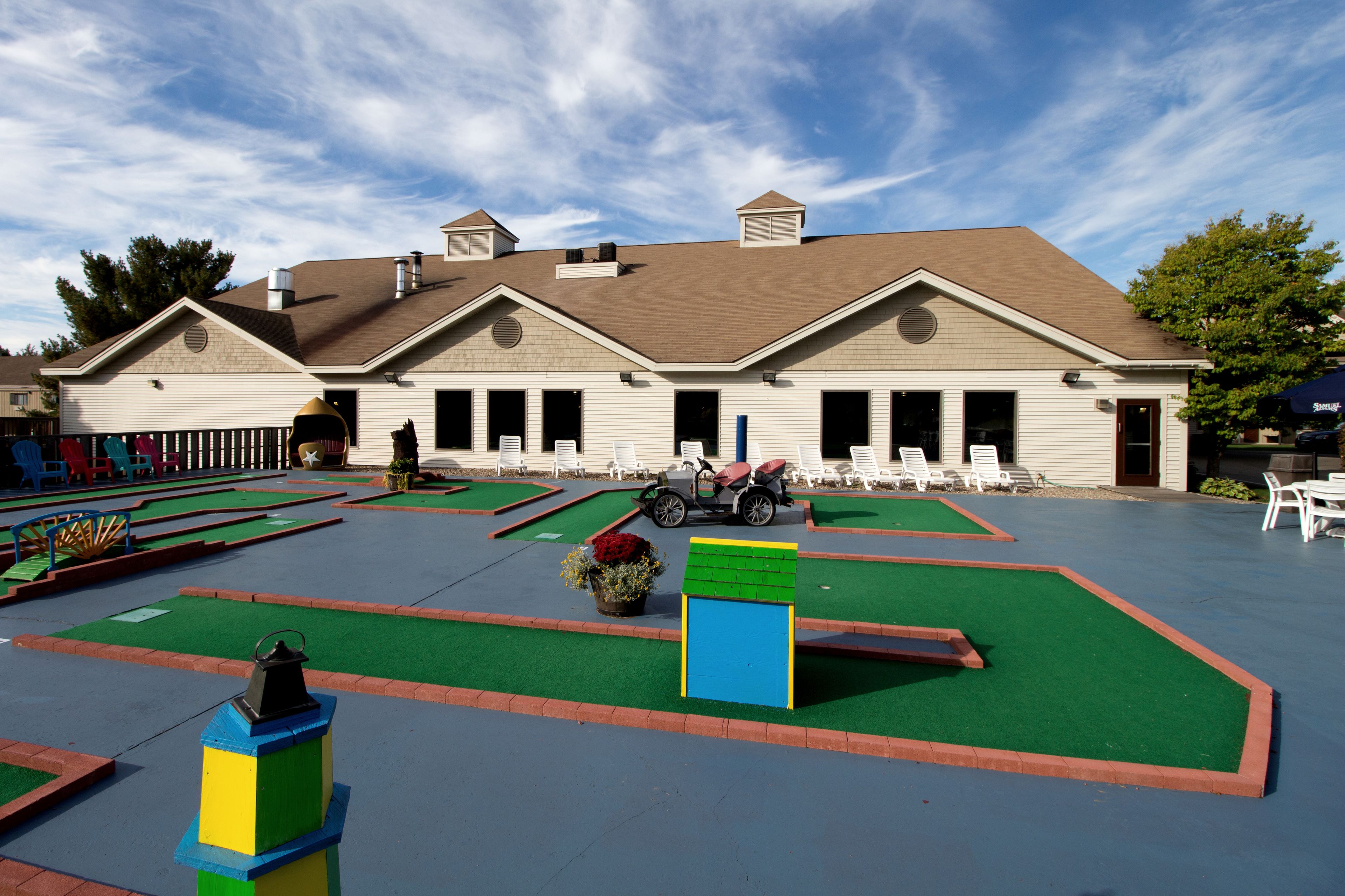 Un edificio con techo plano y varias ventanas. Hay una silla de ruedas frente al edificio.