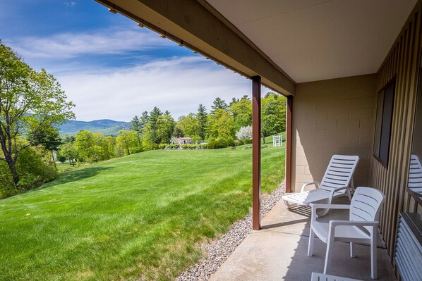 Chambre Standard, 2 grands lits, vue sur la montagne | Terrasse/patio