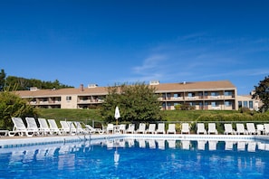 Innenpool, Außenpool (je nach Saison geöffnet), Sonnenschirme