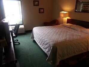 Economy Room, 1 King Bed | Egyptian cotton sheets, hypo-allergenic bedding, desk, laptop workspace - Town Inn & Suites South Plainfield-Piscataway (South Plainfield)