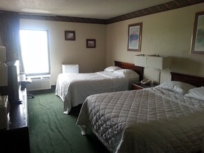 Egyptian cotton sheets, hypo-allergenic bedding, desk, laptop workspace - Town Inn & Suites South Plainfield-Piscataway (South Plainfield)
