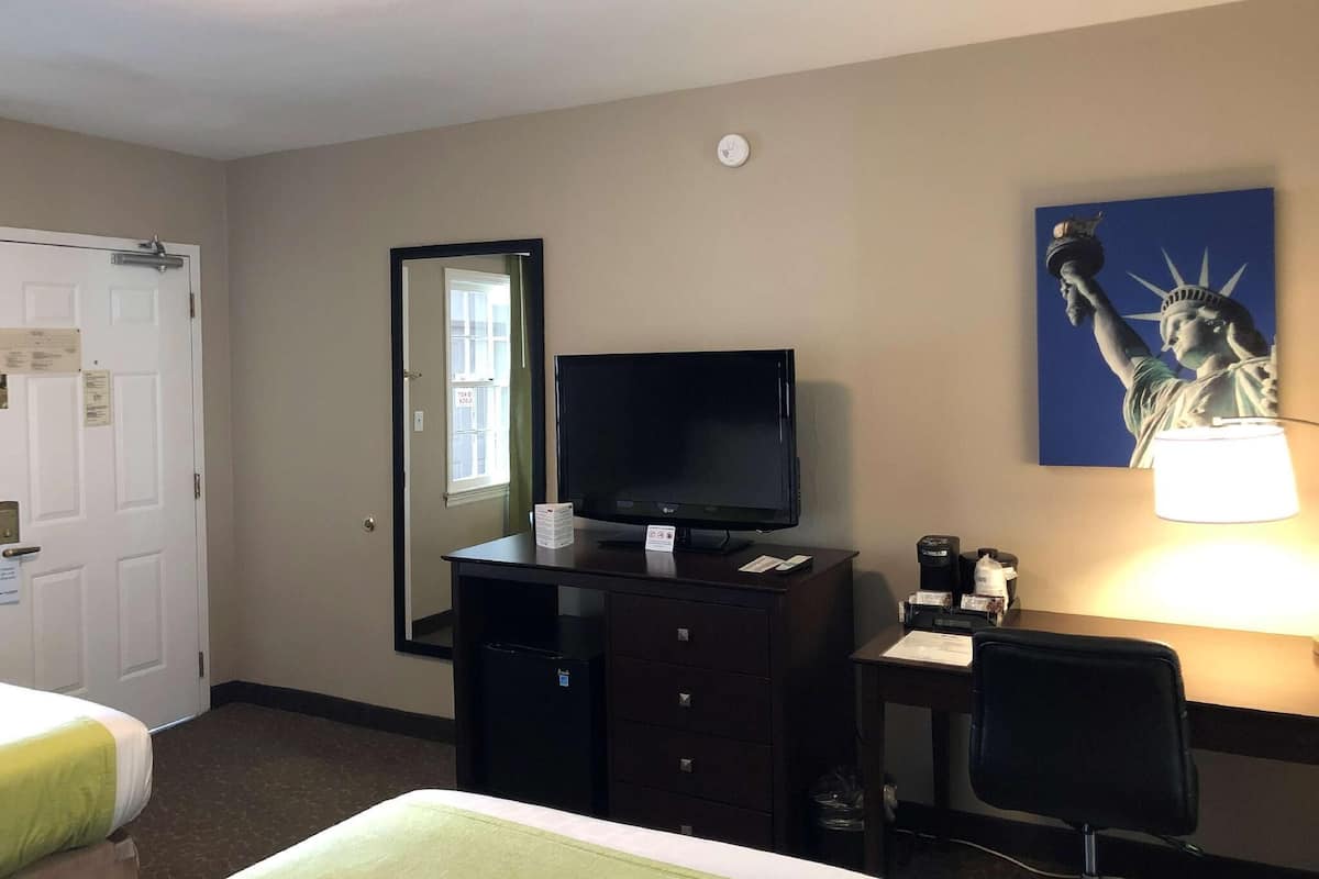 Zimmersafe, laptopgeeigneter Arbeitsplatz, Verdunkelungsvorhänge