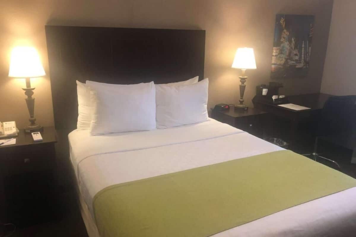 Zimmersafe, laptopgeeigneter Arbeitsplatz, Verdunkelungsvorhänge