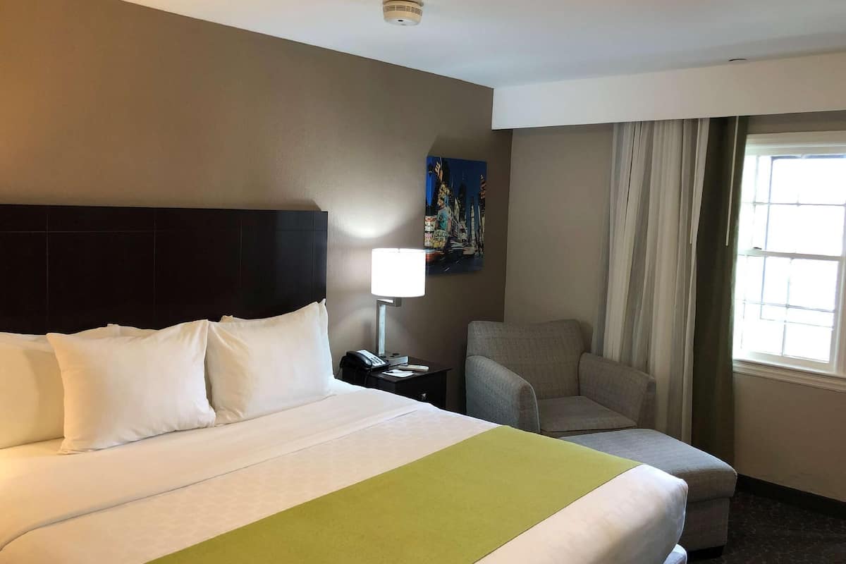 Zimmersafe, laptopgeeigneter Arbeitsplatz, Verdunkelungsvorhänge