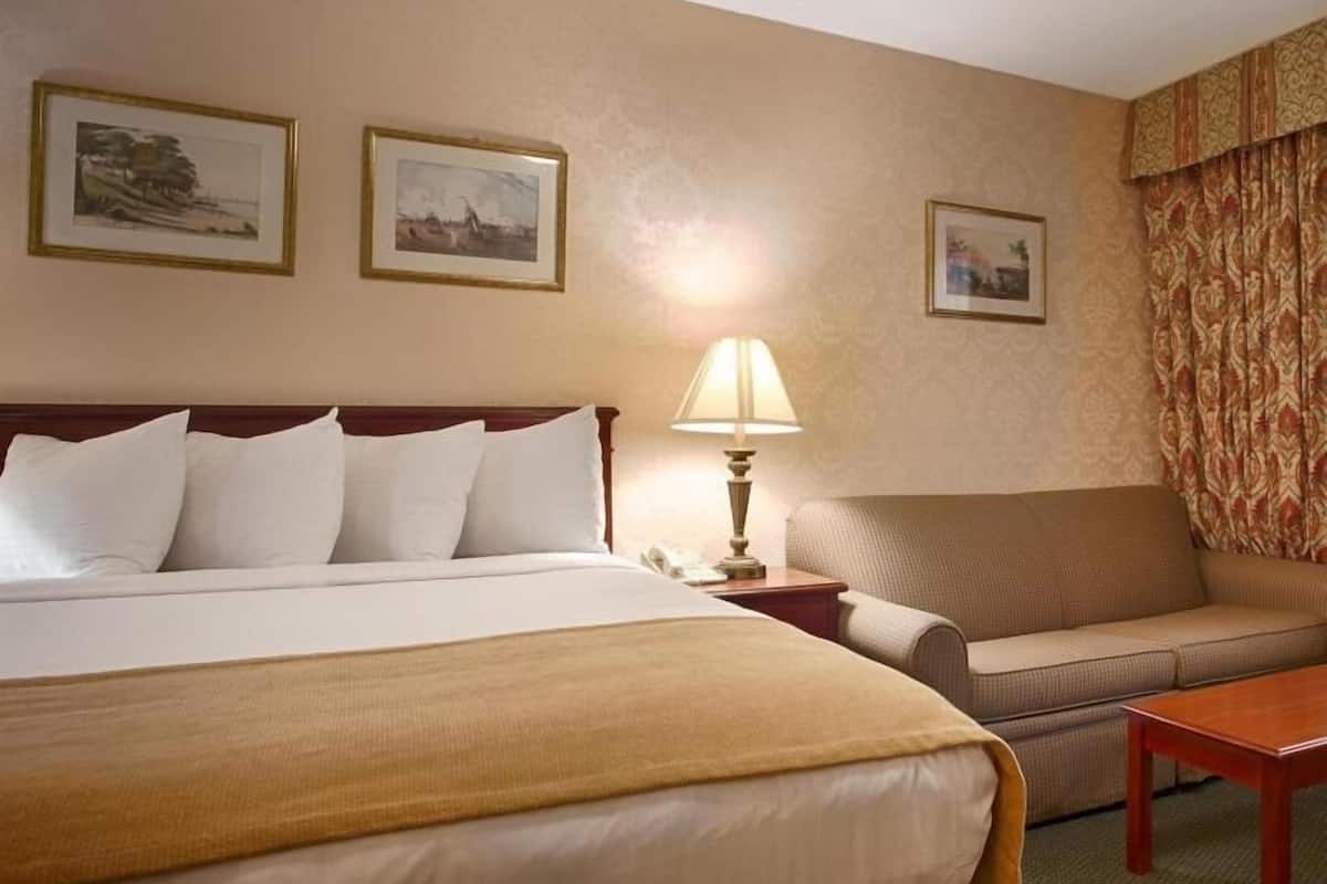 Zimmersafe, laptopgeeigneter Arbeitsplatz, Verdunkelungsvorhänge