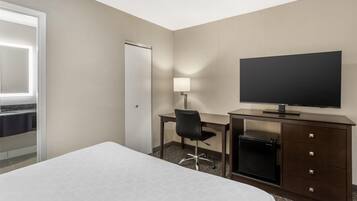 Suite, 1 Queen Bed, Non Smoking, Refrigerator (with Single Sofabed) | 1 bedroom, in-room safe, laptop workspace, blackout drapes