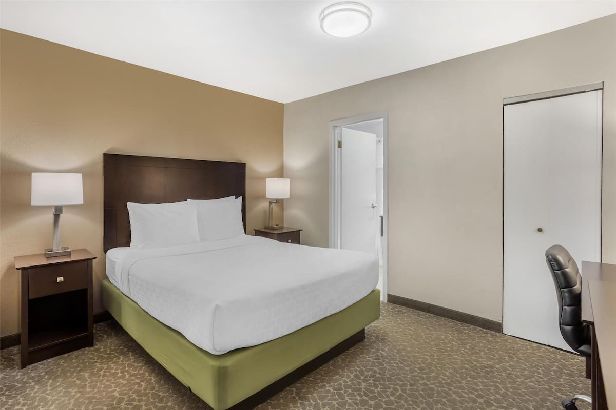 1 bedroom, in-room safe, laptop workspace, blackout curtains