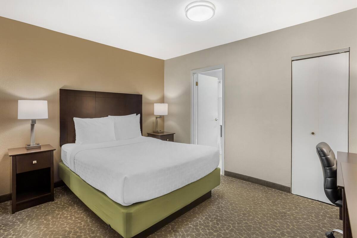 In-room safe, laptop workspace, blackout curtains, iron/ironing board