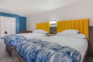 套房, 2 张大床, 无障碍, 无烟房 (Pet Friendly) | 加厚床垫、办公桌、笔记本电脑工作区、遮光窗帘