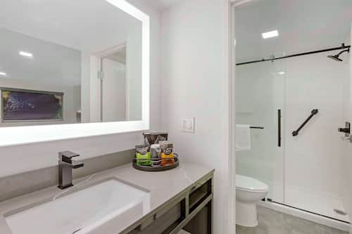 Tina con regadera, tina profunda, amenidades de baño gratuitas