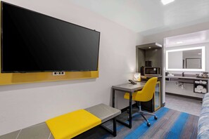 Suite, 1 cama de matrimonio grande, accesible para personas con discapacidad (with Sofabed) | 1 dormitorio, colchones con acolchado adicional, escritorio