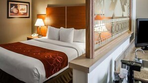 خزنة داخل الغرفة ومكتب وتجهيزات عازلة للصوت ومكواة/لوح كي