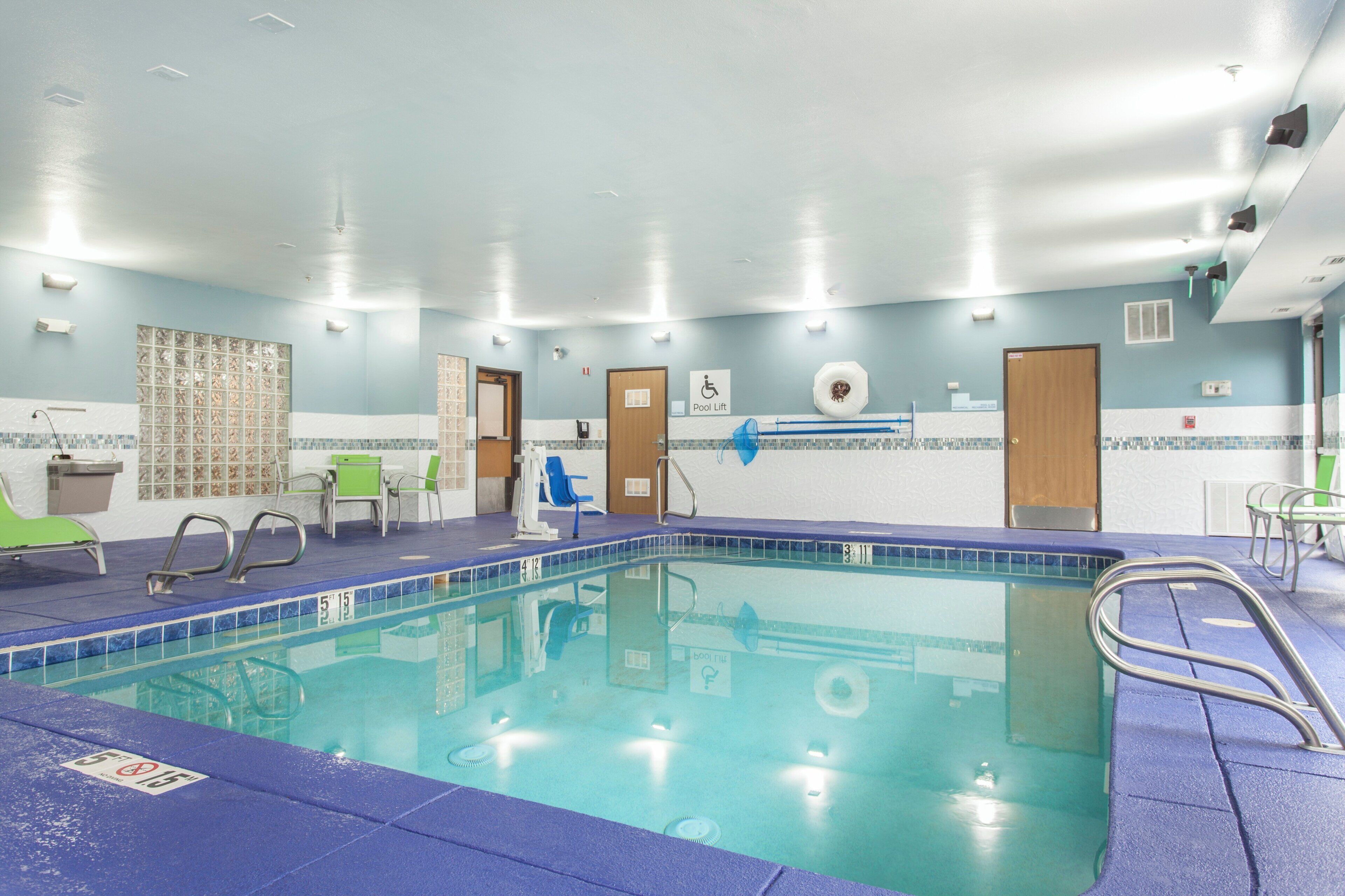 Piscine couverte, piscine extérieure, chaises longues