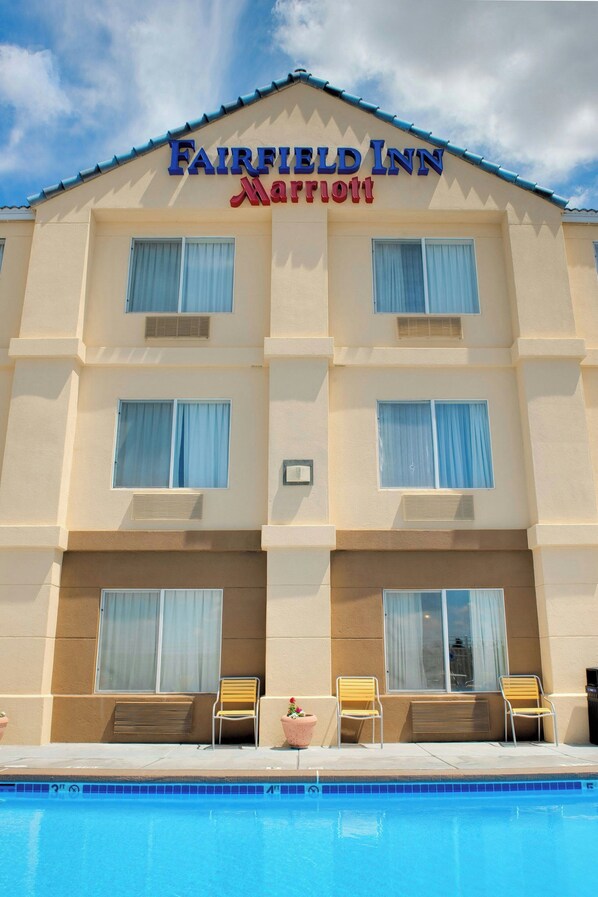 حمام سباحة