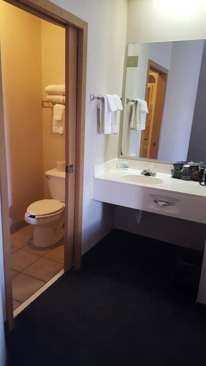 Dusj, h årføner, håndklær og såpe