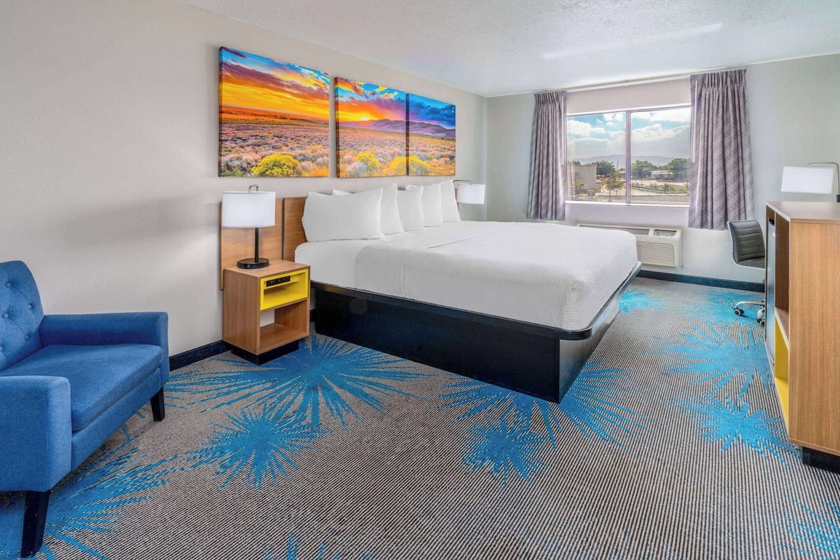 Standard Room, 1 King Bed | Desk, blackout curtains, iron/ironing board, free WiFi