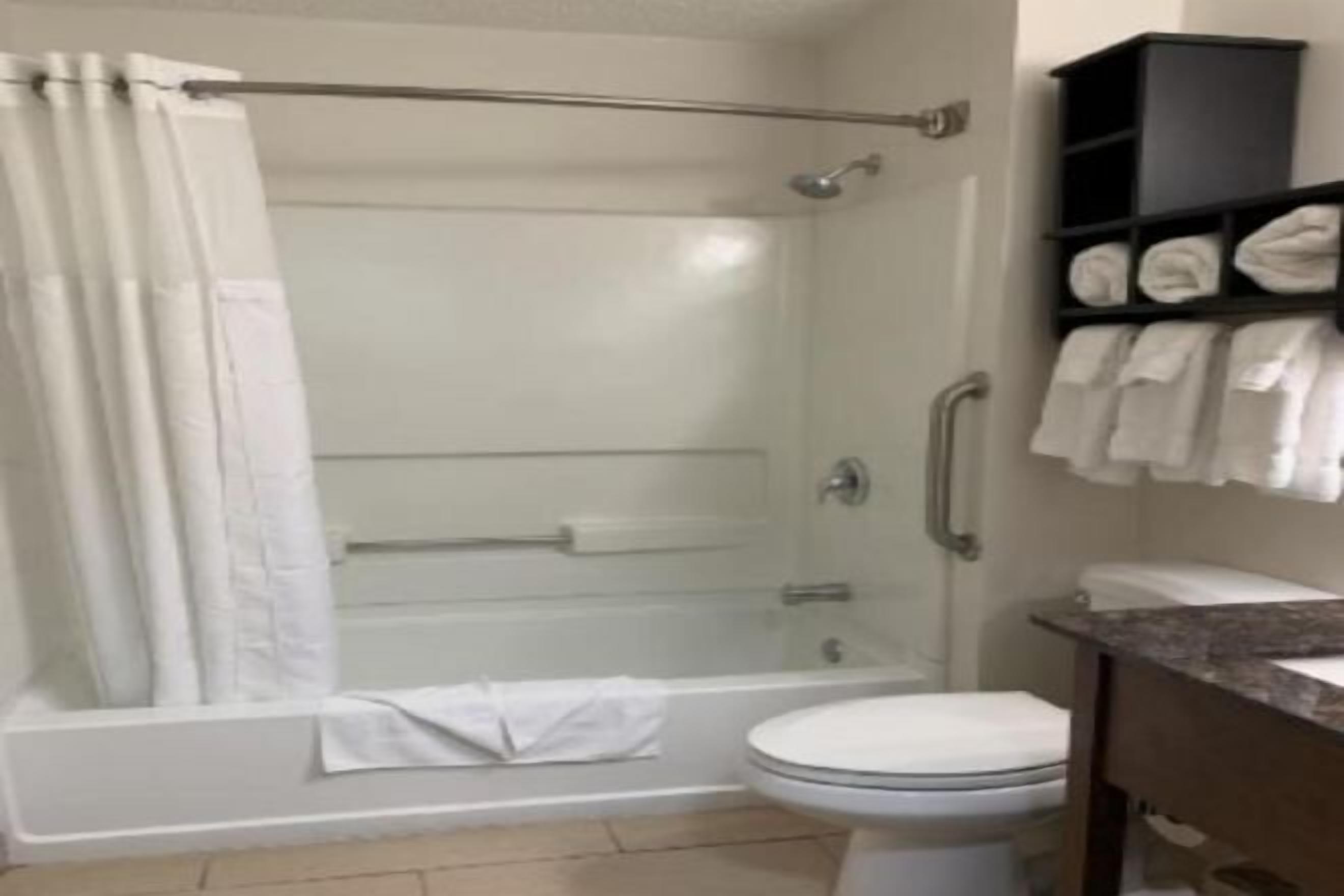 Baño | Tina con regadera, amenidades de baño gratuitas, secadora de cabello 