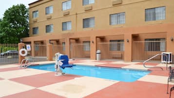 AuĂenpool (je nach Saison geöffnet), LiegestĂŒhle