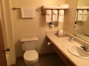 Habitación estándar, 2 camas de matrimonio, no fumadores (Interior Corridor) | Baño | Ducha y bañera combinadas y cabezal de ducha tipo lluvia